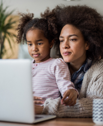 Une mère et sa fille devant un ordinateur